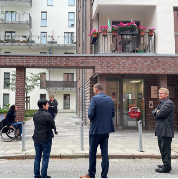 drei Teilnehmende bei der Besichtigung des Hartwig-Hesse-Quartiers