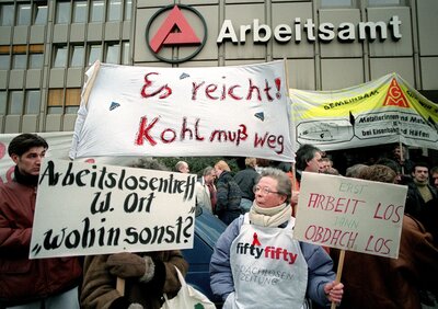 Menschen demonstrieren und halten Plakate hoch: Kohl muss weg