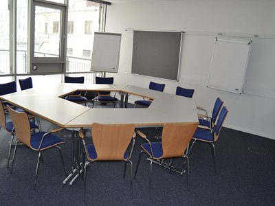 Stühle und Tische in unserem Konferenzraum K1