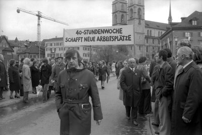 Menschen demonstrieren und halten ein Banner: 40-Stundenwoche schafft neue Arbeitsplätze