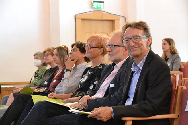 Zuschauerreihe mit Martin Peters und Dr. Bange