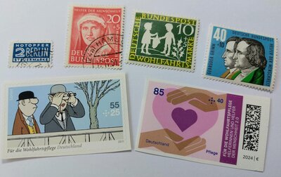 mehrere Wohlfahrtsbriefmarken aus unterschiedlichen Jahren