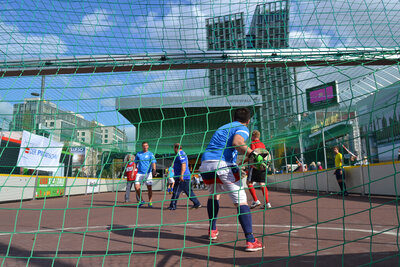 Der Torwart wirft den Fußball ins Spiel - Blick auf ein Fußballfeld auf dem Spielbudenplatz