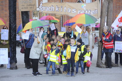 Erzieher*innen und Kinder demonstrieren für den Erhalt des Sprachkita- Programms